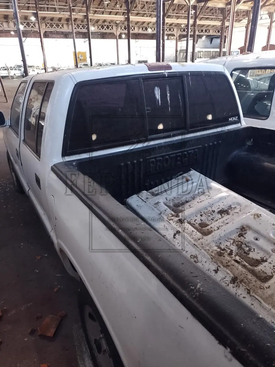LOTE 024 - Veículo GM/S10, ano/modelo 1998/1998, placa BVZ0939. Avaliado em R$ 5.200,00.