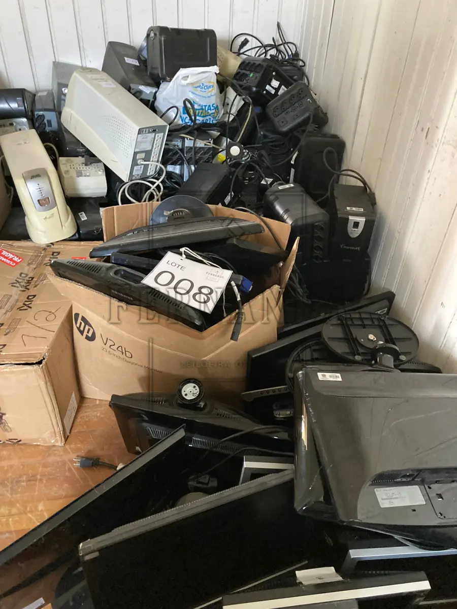 LOTE 008 - Lote composto por equipamentos de informática. Avaliado em R$450,00.