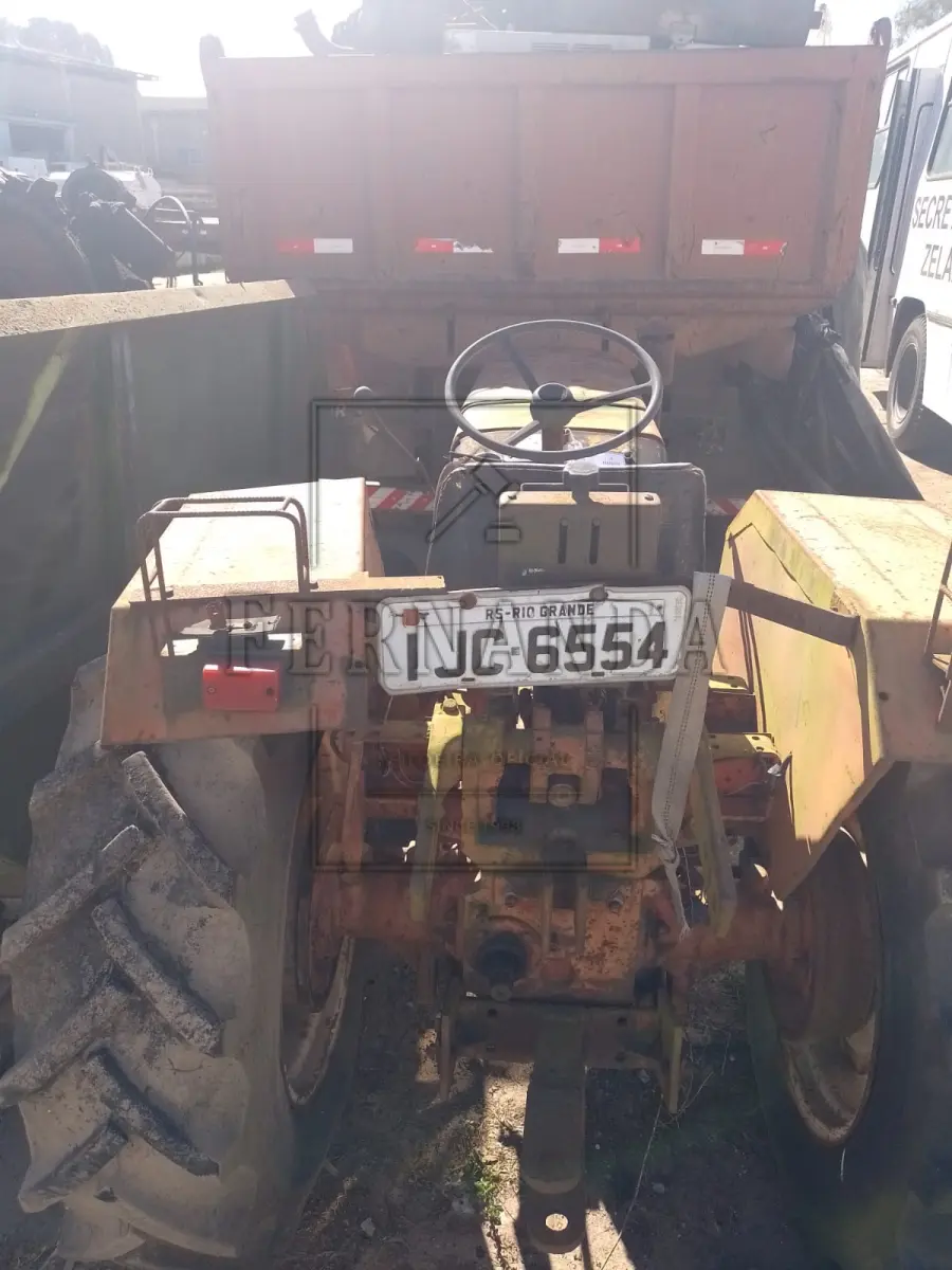 LOTE 004 - Trator de rodas M.A/ AGRALE, ano/modelo 1983/1983, placas IJC6554. Avaliado em R$ 1.700,00.