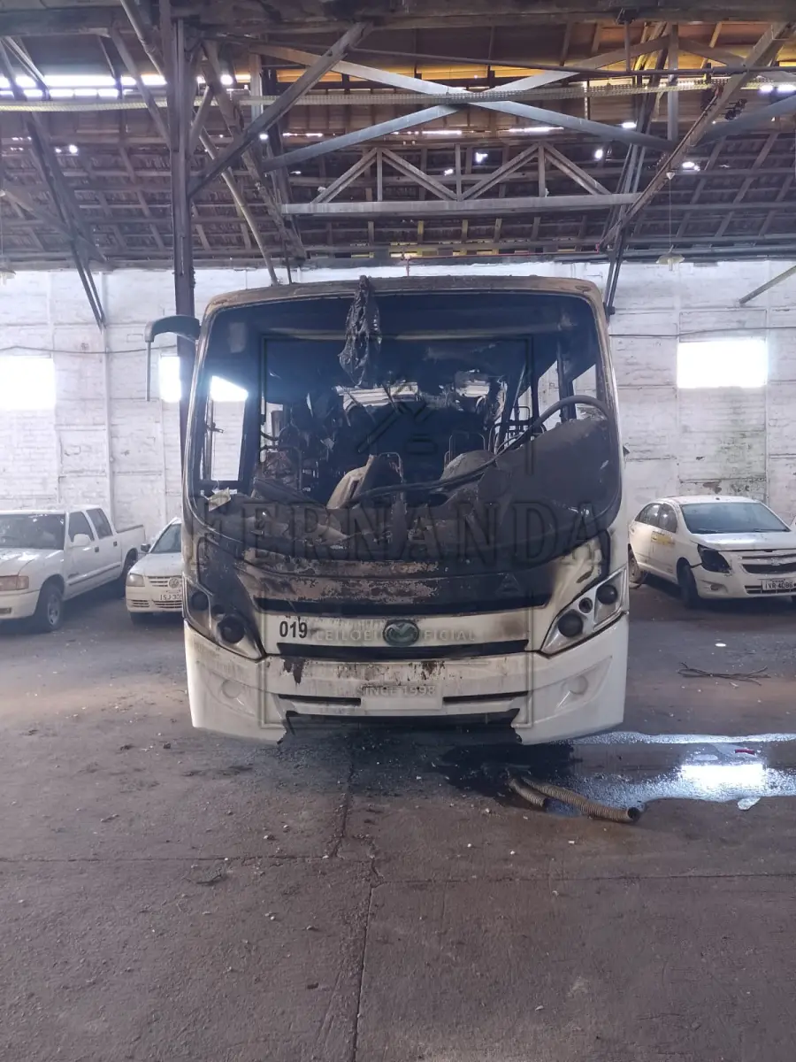 LOTE 026 - Ônibus Agrale/Masca Granmidi O, 2011/2011,  placa IRR7601. Avaliado em R$ 1.800,00. OBS.: Veículo queimado.