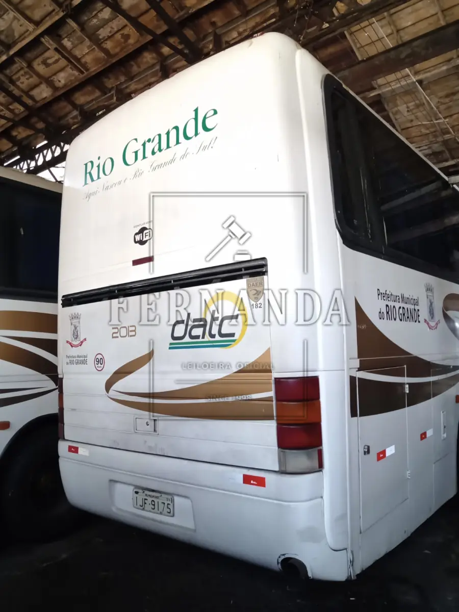 LOTE 055 - Ônibus Volvo/ Marcopolo Paradiso GVR, ano/modelo 1999/2000, placa IJF9175. Avaliado em R$ 35.000,00. VEÍCULO COM MULTA DE 134,33.