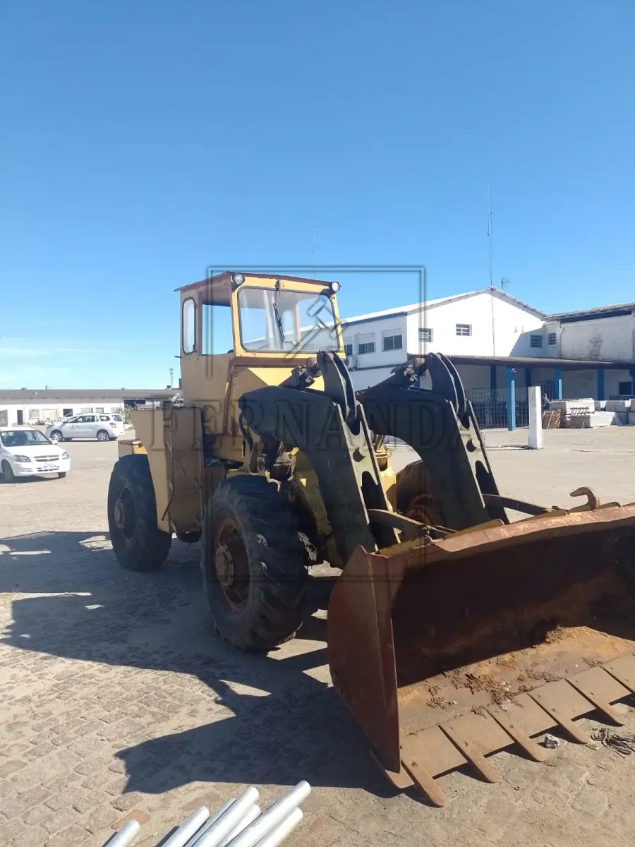LOTE 010 - Caminhão Pá carregadeira Michigan, ano 1979, cor amarela , n° patrimônio 00393. Avaliada em R$ 1.700,00.