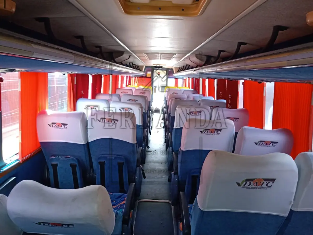 LOTE 056 - Ônibus Mercedes Benz/ Marcopolo Paradiso R, ano/modelo 2002/2002, placa IKU7716. Avaliado em R$ 50.000,00. VEÍCULO COM MULTA DE R$ 472,75