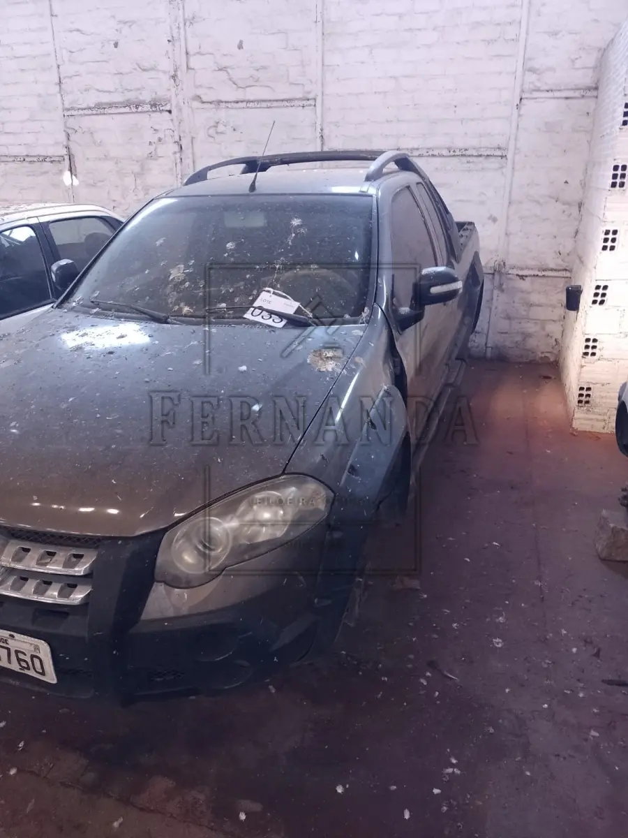 LOTE 033 - Veículo Fiat/Strada Advent, flex, ano/modelo 2009/2009, placa IUO8760. Avaliado em R$ 2.600,00. Multa  R$ 155,89.