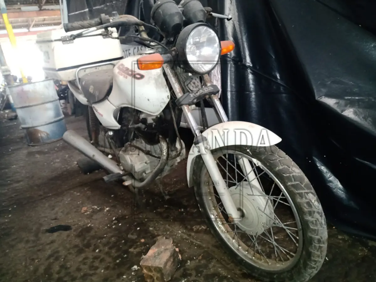 LOTE 038 - Motocicleta Honda/ CG 125 Cargo, ano/modelo 2000/2000, placa IJQ8723. Avaliada em R$ 350,00.