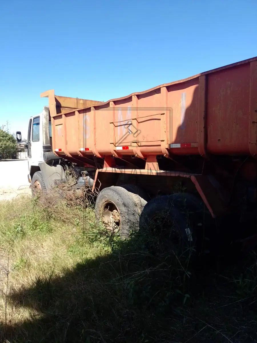 LOTE 039 - Caminhão Ford/Cargo 1415, ano/modelo 1998/1998, placa IIS6784. Avaliado em R$ 8.000,00.