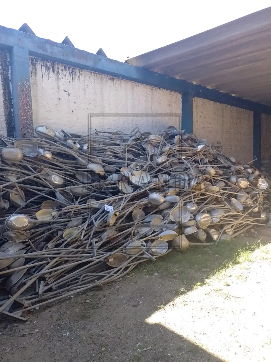 LOTE 014 - Lote composto por braços de luminárias. Avaliado em R$ 800,00.