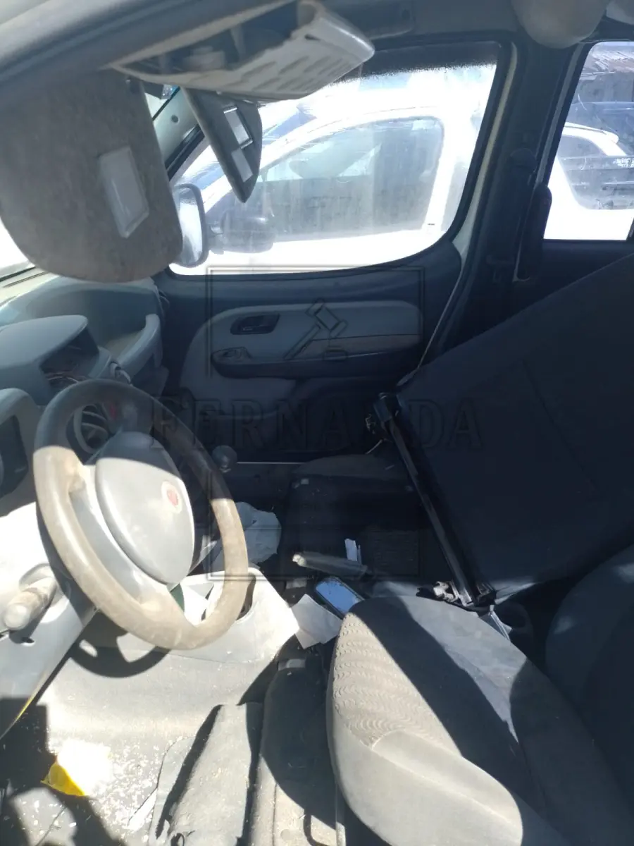 LOTE 006 - Veículo FIAT/ Doblo Essence 1.8, Ano/modelo 2011/2012, Placa IRZ3473. Avaliado em R$ 4.400,00.