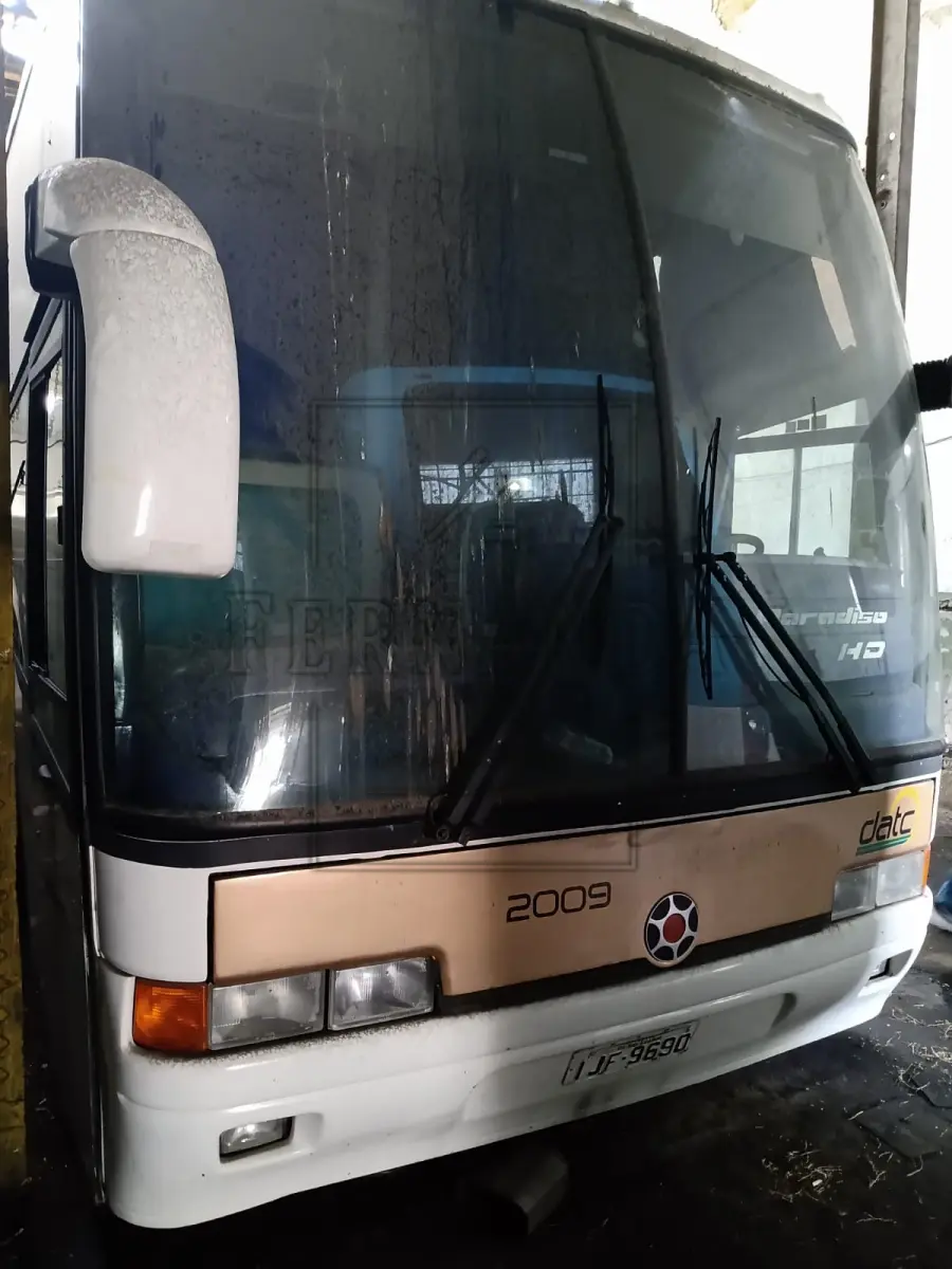 LOTE 054 - Ônibus Volvo/ Marcopolo Paradiso GVR, ano/modelo 1999/2000, placa IJF9690. Avaliado em R$ 40.000,00.