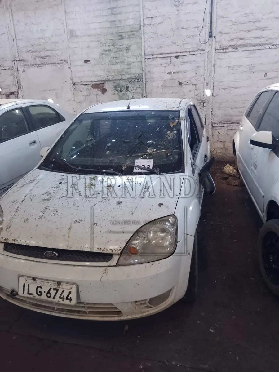 LOTE 028 - Veículo Ford/ Fiesta 1.6, ano/modelo 2003/2003, placa ILG6744. Avaliado em R$ 2.600,00.