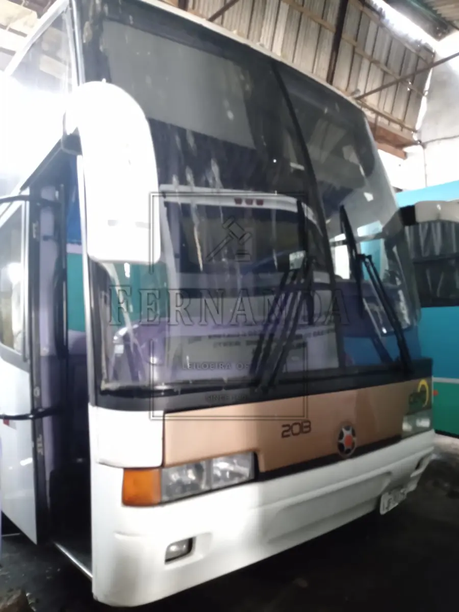 LOTE 055 - Ônibus Volvo/ Marcopolo Paradiso GVR, ano/modelo 1999/2000, placa IJF9175. Avaliado em R$ 35.000,00. VEÍCULO COM MULTA DE 134,33.