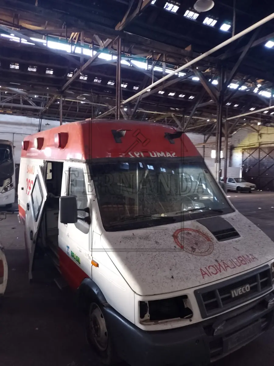 LOTE 035 - SUCATA Veículo Iveco/Daily 13 Rontam Ambulância, ano/modelo 2007/2007. EXCLUSIVO PARA CDV. Avaliada em R$ 1.000,00.