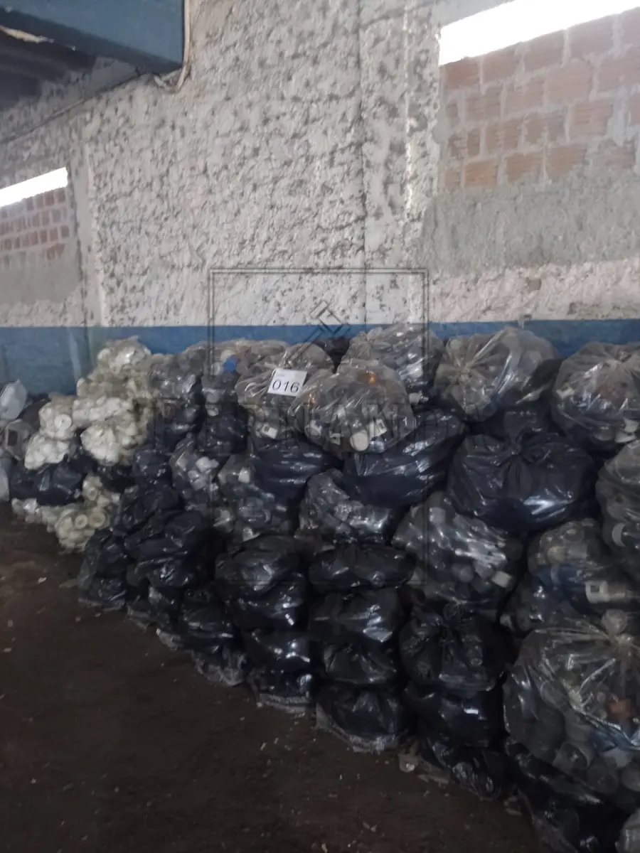 LOTE 016 - Lote composto por fotocélulas e lâmpadas de led. Avaliado em R$ 170,00.