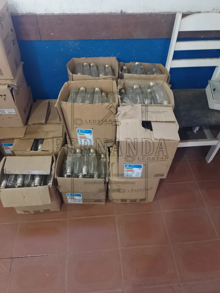 LOTE 019 - Lote composto por lâmpadas diversas 70,100, 150 e 250 amperes. Avaliado em R$ 170,00.