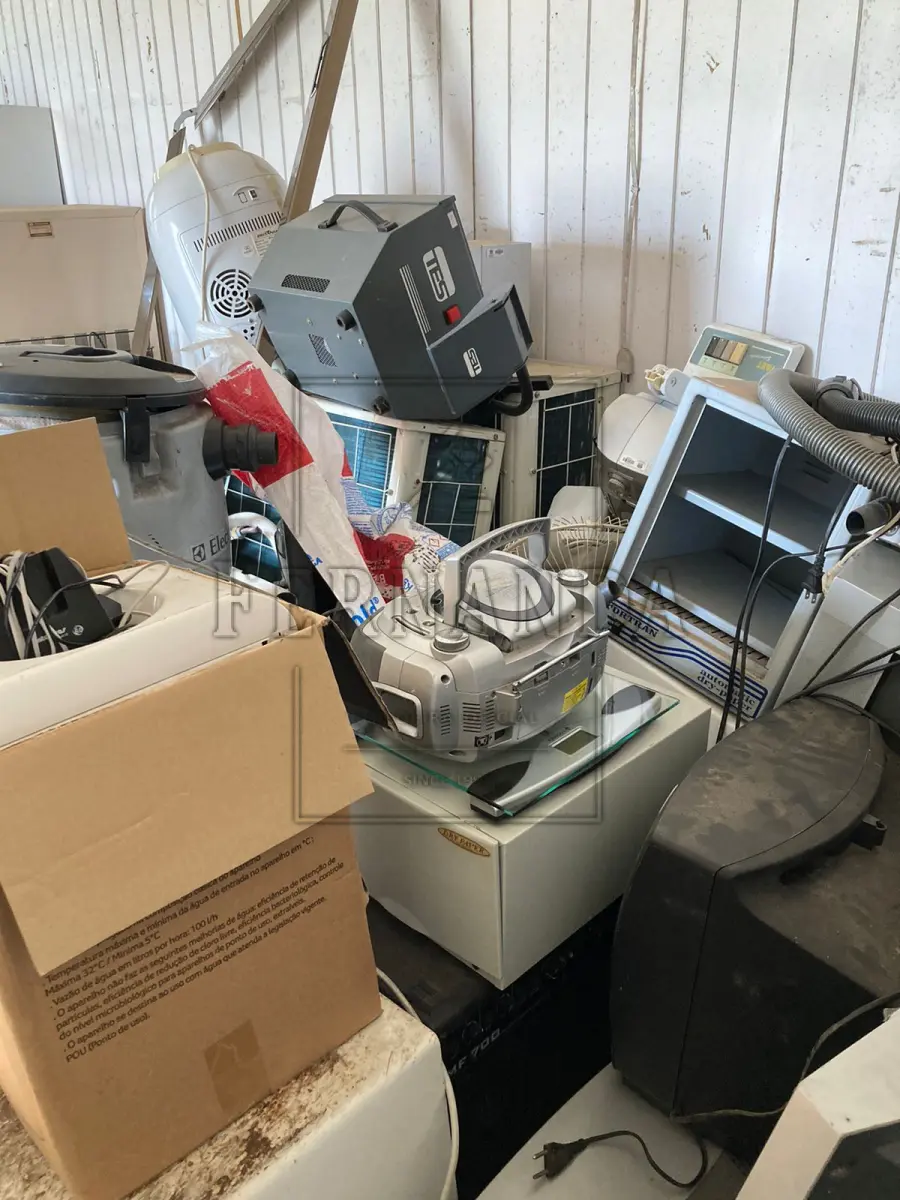 LOTE 007 - Lote de equipamentos elétricos / eletrônicos. Avaliado em R$ 260,00.