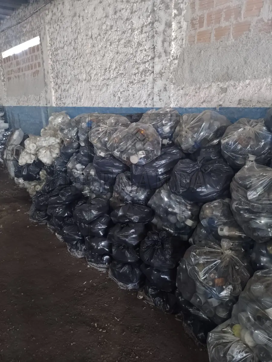 LOTE 016 - Lote composto por fotocélulas e lâmpadas de led. Avaliado em R$ 170,00.