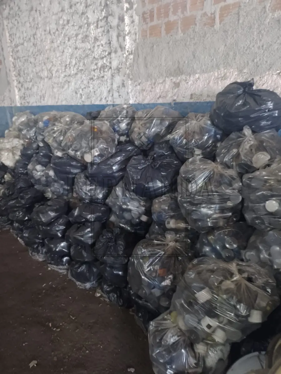 LOTE 016 - Lote composto por fotocélulas e lâmpadas de led. Avaliado em R$ 170,00.