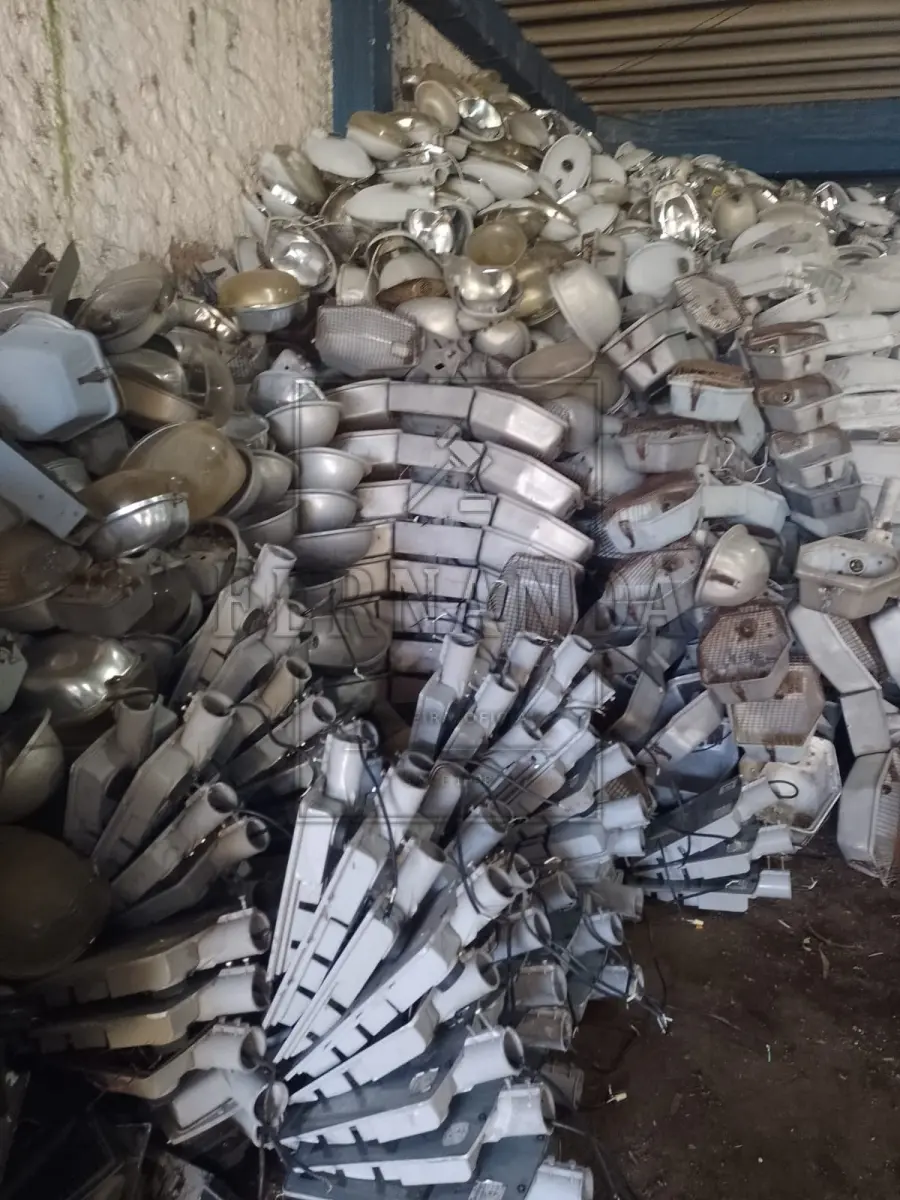 LOTE 015 - Lote composto por luminárias diversas. Avaliado em R$ 800,00.