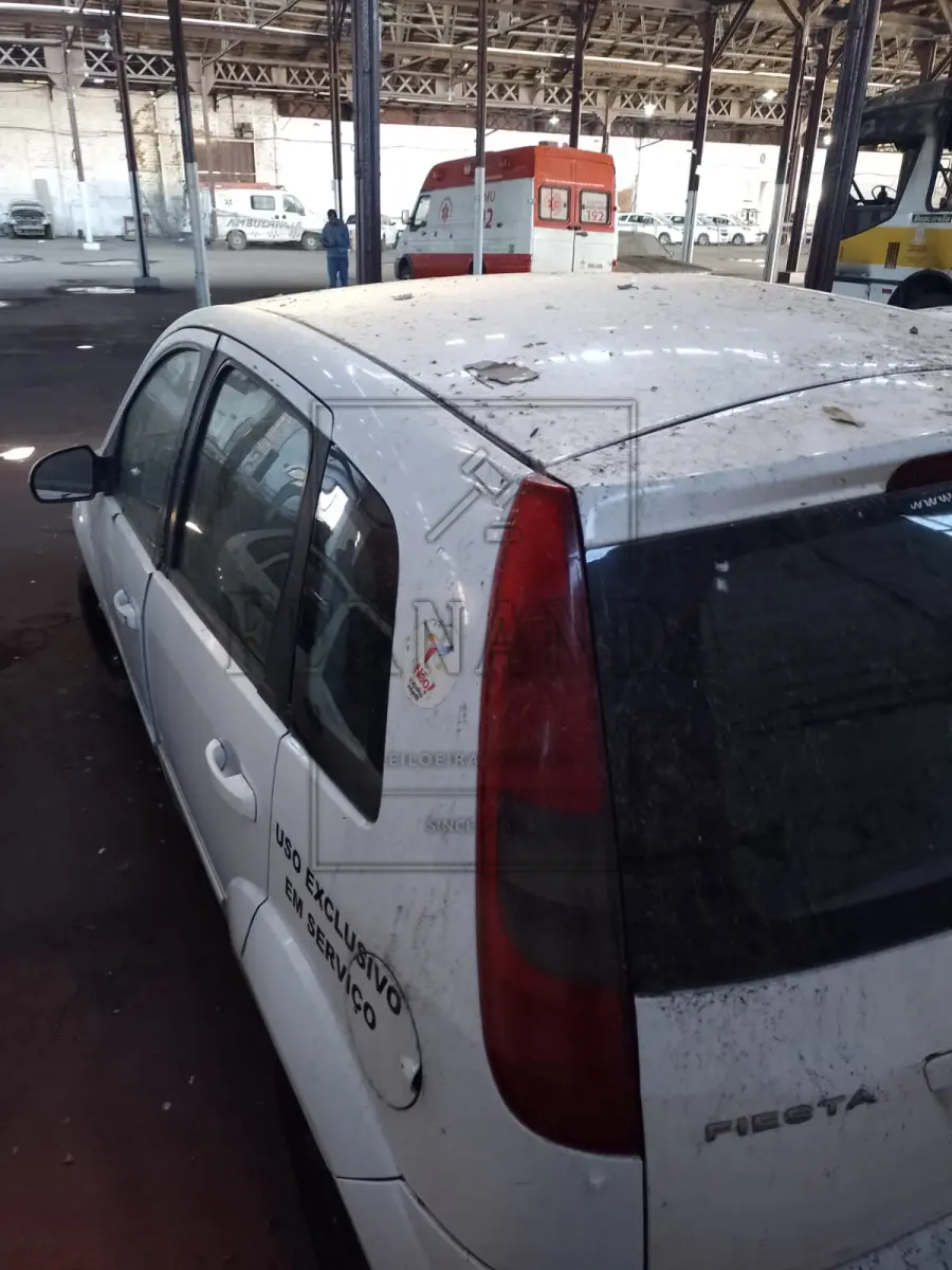 LOTE 029 - Veículo Ford/ Fiesta 1.6 Flex, ano/modelo 2005/2006, placa IMW2625. Avaliado em R$ 2.600,00.
