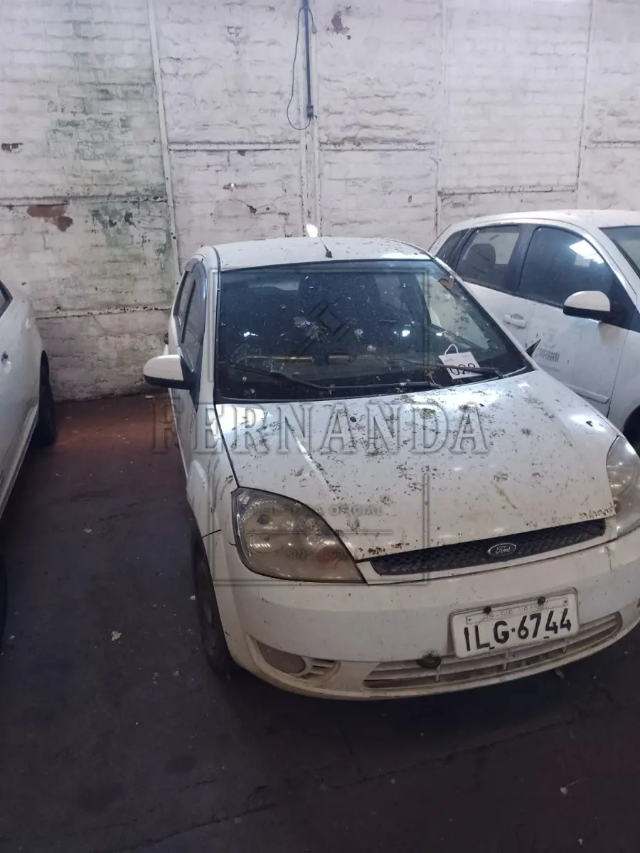 LOTE 028 - Veículo Ford/ Fiesta 1.6, ano/modelo 2003/2003, placa ILG6744. Avaliado em R$ 2.600,00.
