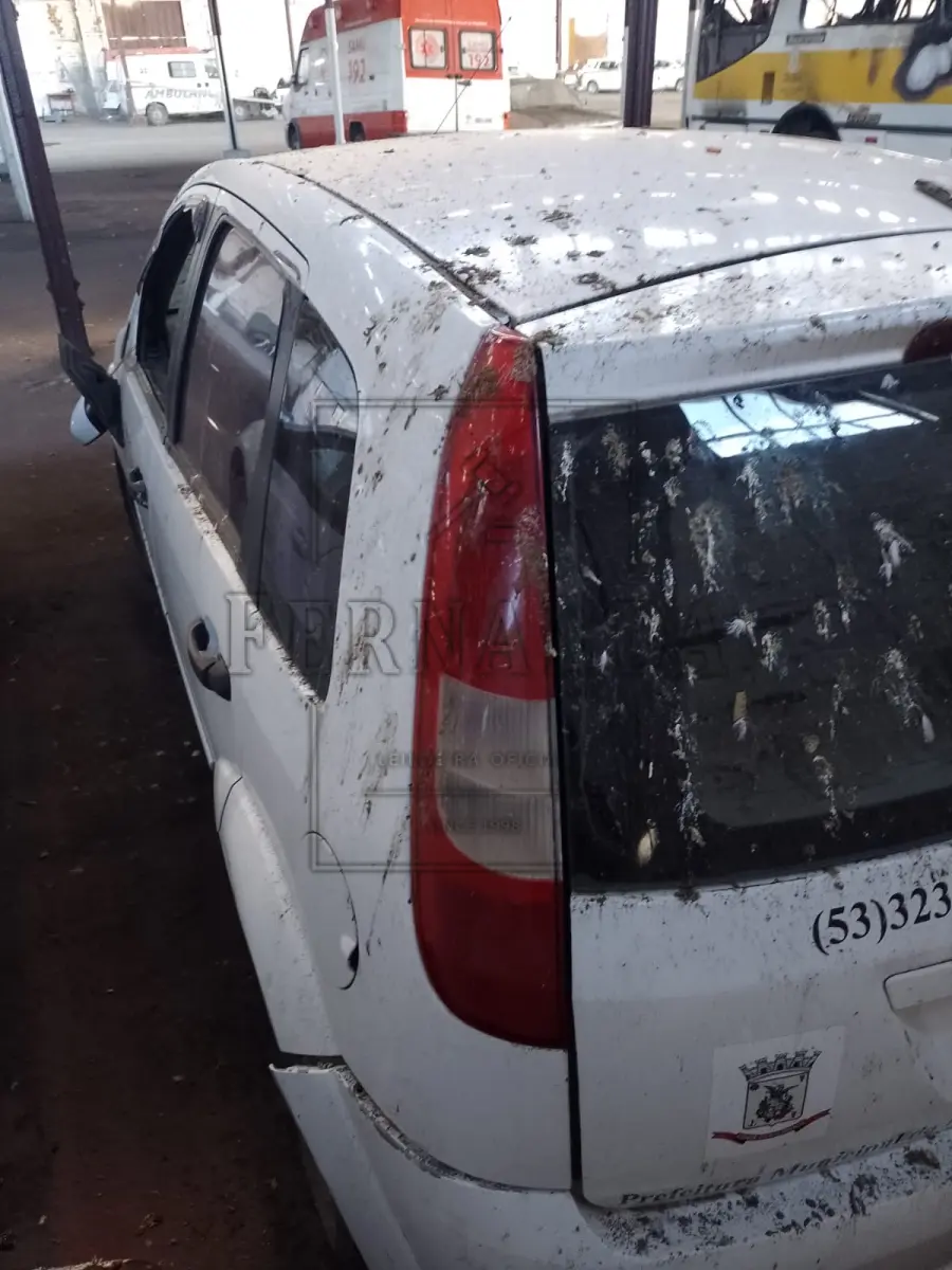LOTE 028 - Veículo Ford/ Fiesta 1.6, ano/modelo 2003/2003, placa ILG6744. Avaliado em R$ 2.600,00.