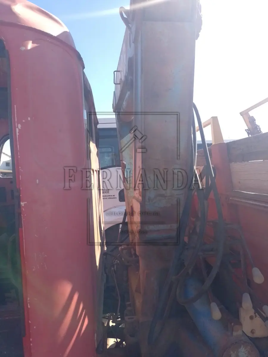 LOTE 006 - Caminhão M. BENZ L1113 com MUNCK, ano/modelo 1982/1982, placas IFI2624. Avaliado em R$ 5.000,00. Obs. No documento consta carroceria BASCULANTE.