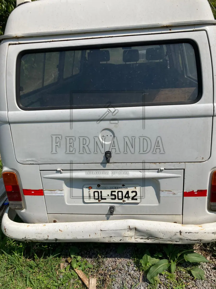 LOTE 004 - Veículo Kombi Topline, placas IOL5042, ano/modelo 2007/2008. Avaliado em R$ 3.500,00.
