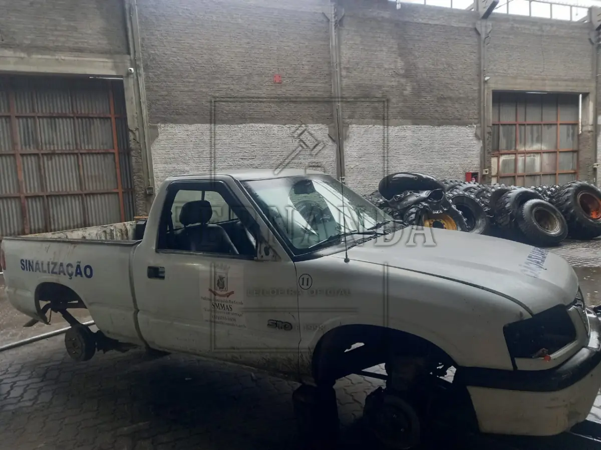 LOTE 059 - Veículo GM/S10 2.2S, ano/modelo 2000/2000, placa IJN9828. Avaliado em R$ 2.800,00.