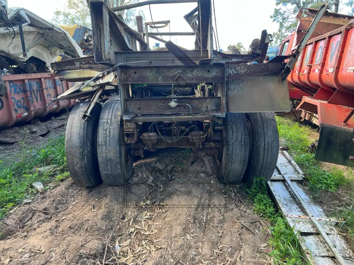 LOTE 046 - Lote composto por sucata de ferro dentro da caçamba vermelha e anexo. Lote avaliado em R$ 2.000,00.