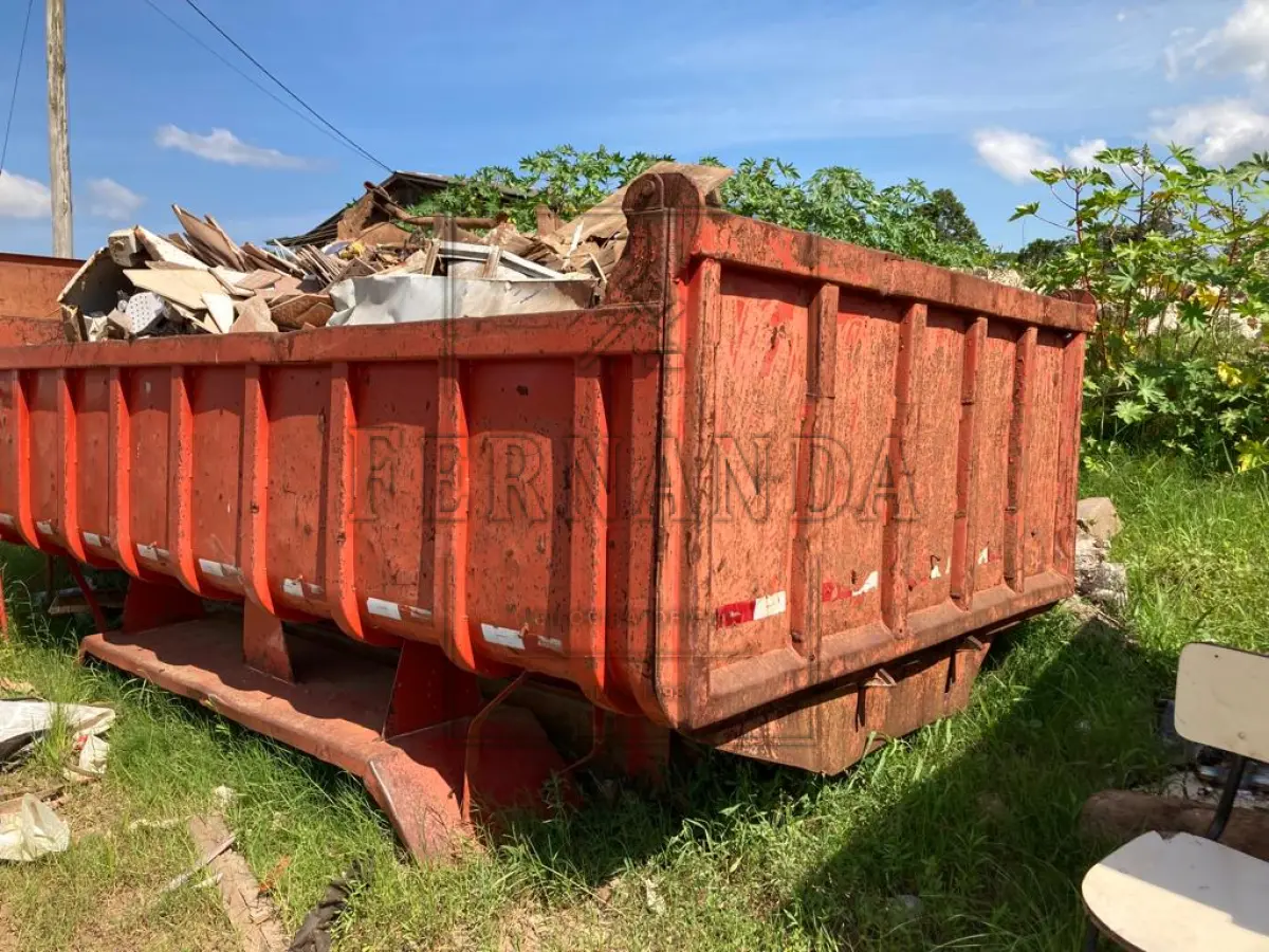 LOTE 015 - Caçamba para basculante LIBRELATO. Avaliado em R$ 2.500,00.