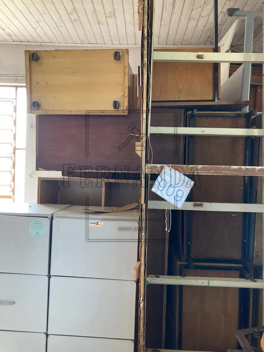 LOTE 009 - Lote composto por móveis. Avaliado em R$ 150,00