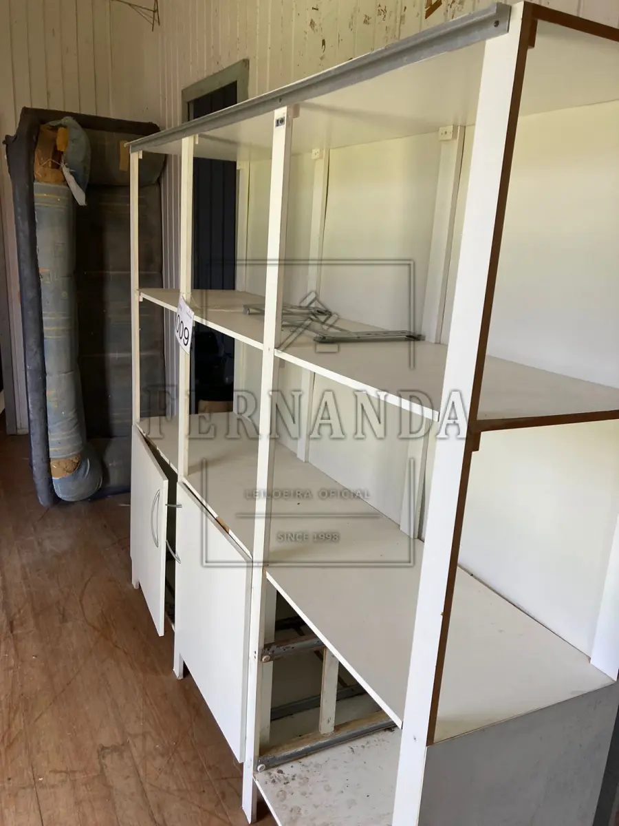 LOTE 009 - Lote composto por móveis. Avaliado em R$ 150,00
