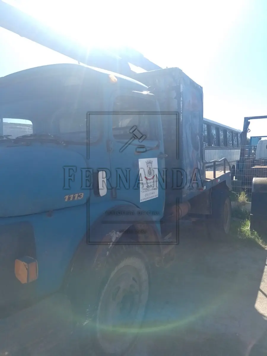 LOTE 011 - Caminhão M. Benz L 1113, com MUNCK ano/modelo 1976/1976, placa IFH1821. OBS.: VEÍCULO SEM MORTOR.  No documento consta carroceria BASCULANTE Avaliado em R$ 5.000,00.