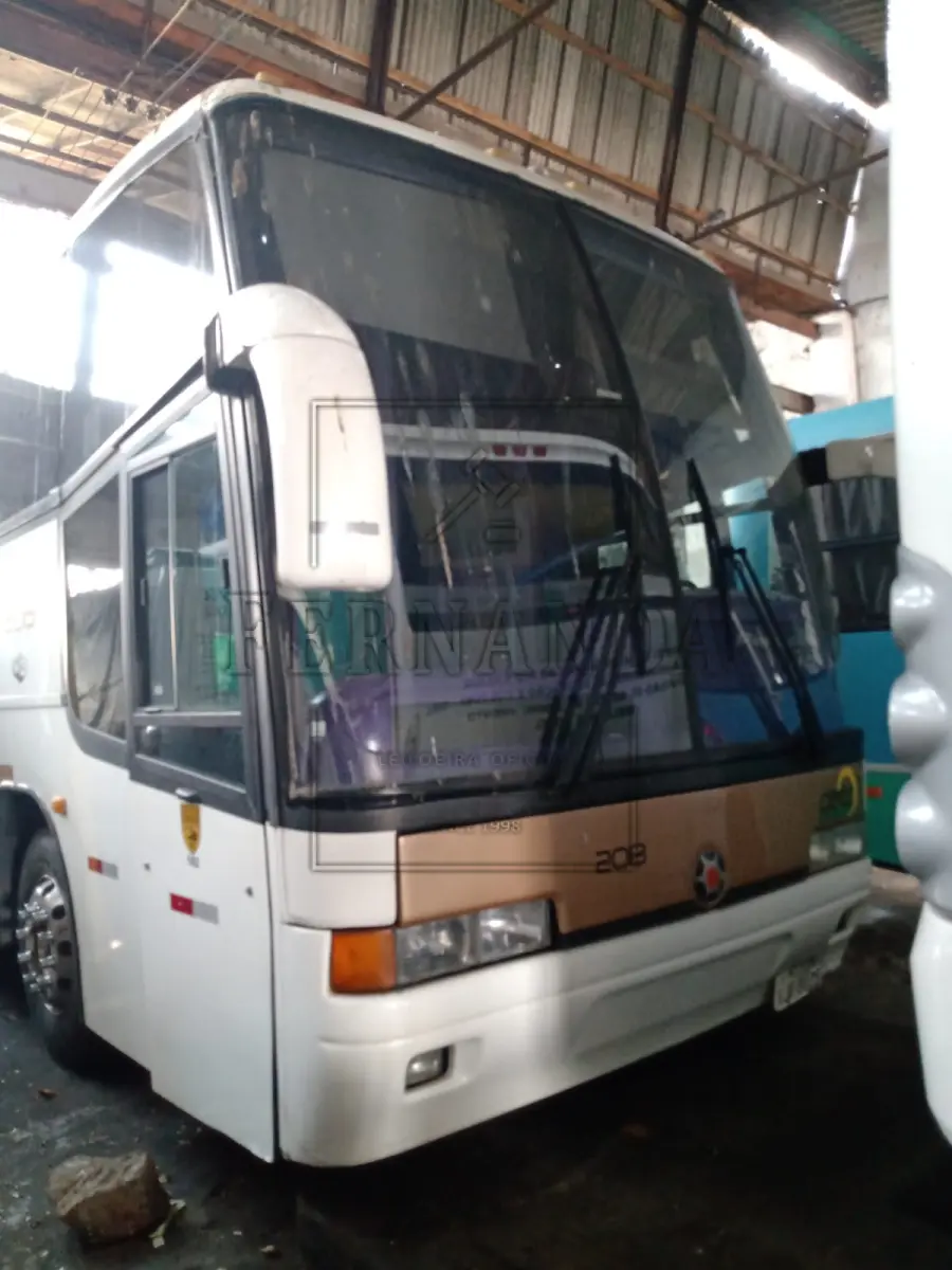 LOTE 055 - Ônibus Volvo/ Marcopolo Paradiso GVR, ano/modelo 1999/2000, placa IJF9175. Avaliado em R$ 35.000,00. VEÍCULO COM MULTA DE 134,33.