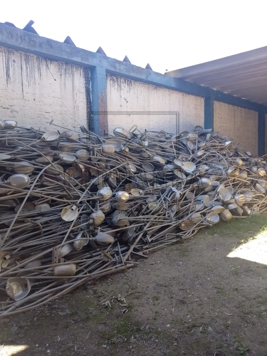 LOTE 014 - Lote composto por braços de luminárias. Avaliado em R$ 800,00.