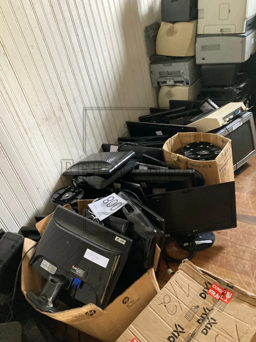 LOTE 008 - Lote composto por equipamentos de informática. Avaliado em R$450,00.