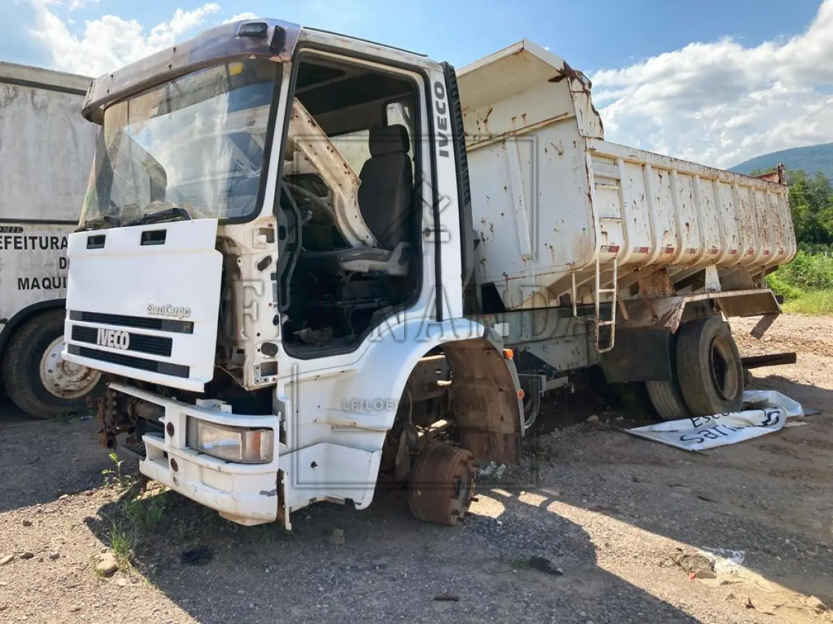 LOTE 012 - IVECO/ ECTECTOR 230 E24N, Ano/Modelo 2008/2008, PLACA: IPH-4542. Avaliado em R$ 6.500,00.