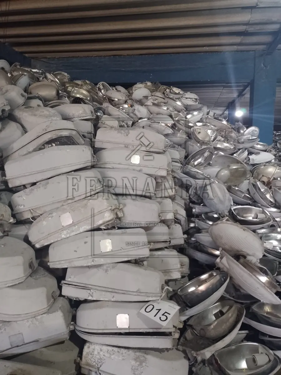 LOTE 015 - Lote composto por luminárias diversas. Avaliado em R$ 800,00.