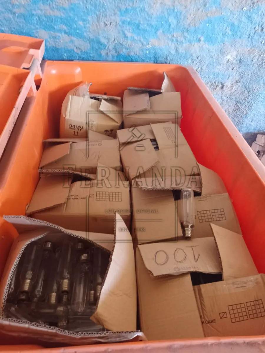 LOTE 019 - Lote composto por lâmpadas diversas 70,100, 150 e 250 amperes. Avaliado em R$ 170,00.