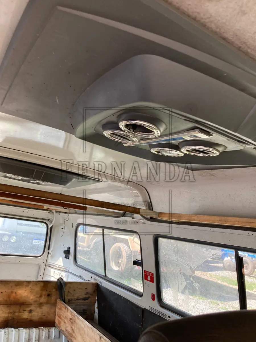LOTE 004 - Veículo Kombi Topline, placas IOL5042, ano/modelo 2007/2008. Avaliado em R$ 3.500,00.