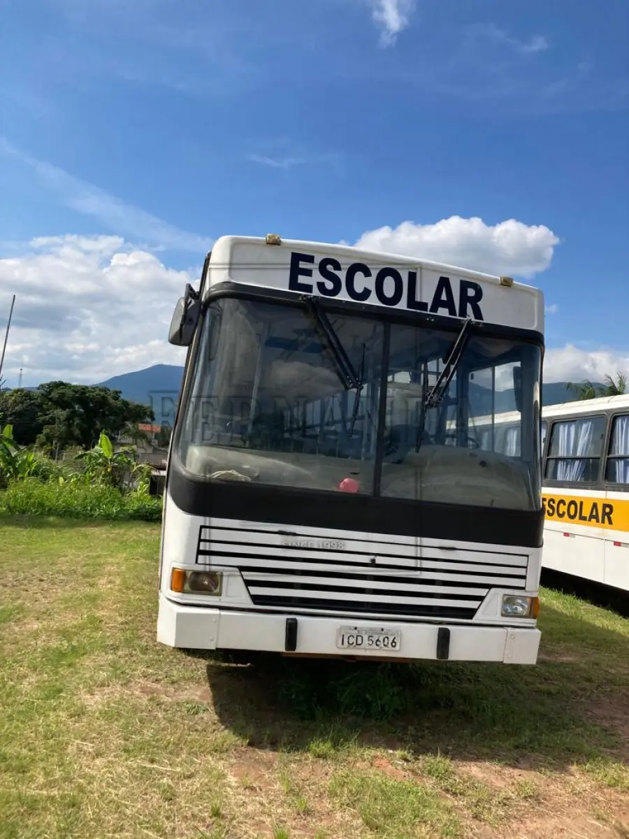 LOTE 027 - Ônibus M. BENZ/OF1318, Ano/Modelo 1992/1992, placa ICD5606. Avaliado em R$ 20.000,00.