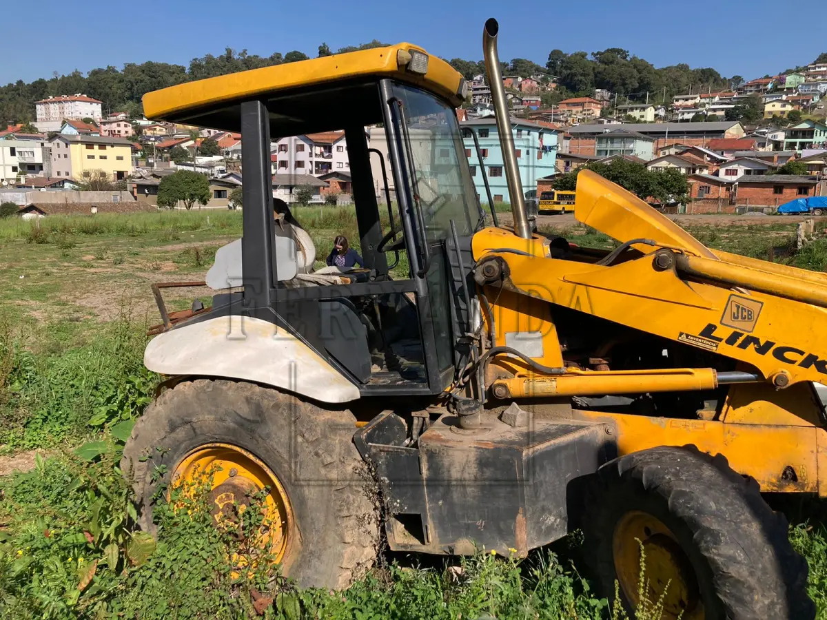 LOTE 003 - Retroescavadeira JCB, Nº de série 04BRCP029506 Chassis 9B9214TC46BDT4367, 2007. Placa Patrimonial 20035. Avaliada em R$ 23.000,00.