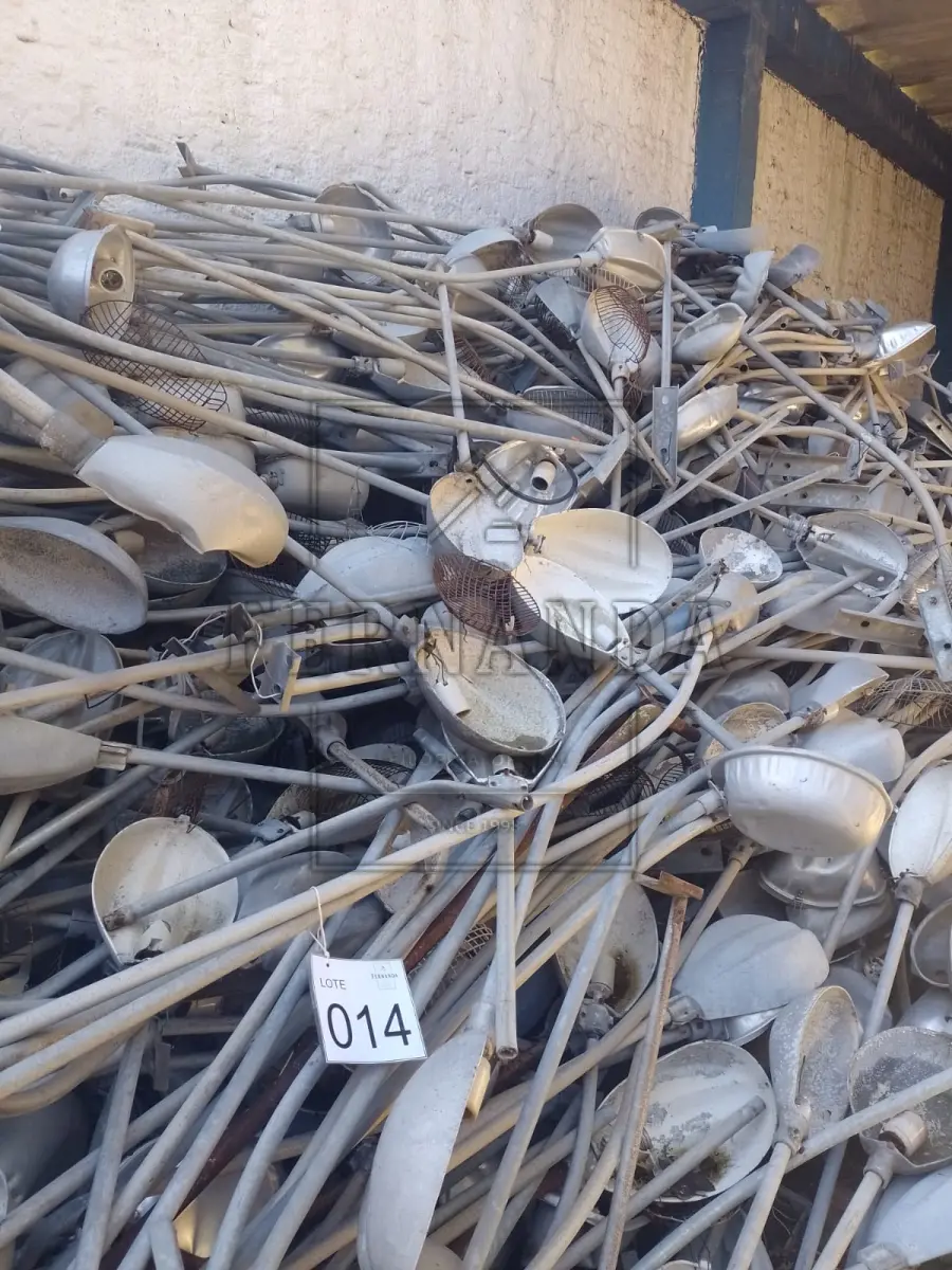 LOTE 014 - Lote composto por braços de luminárias. Avaliado em R$ 800,00.