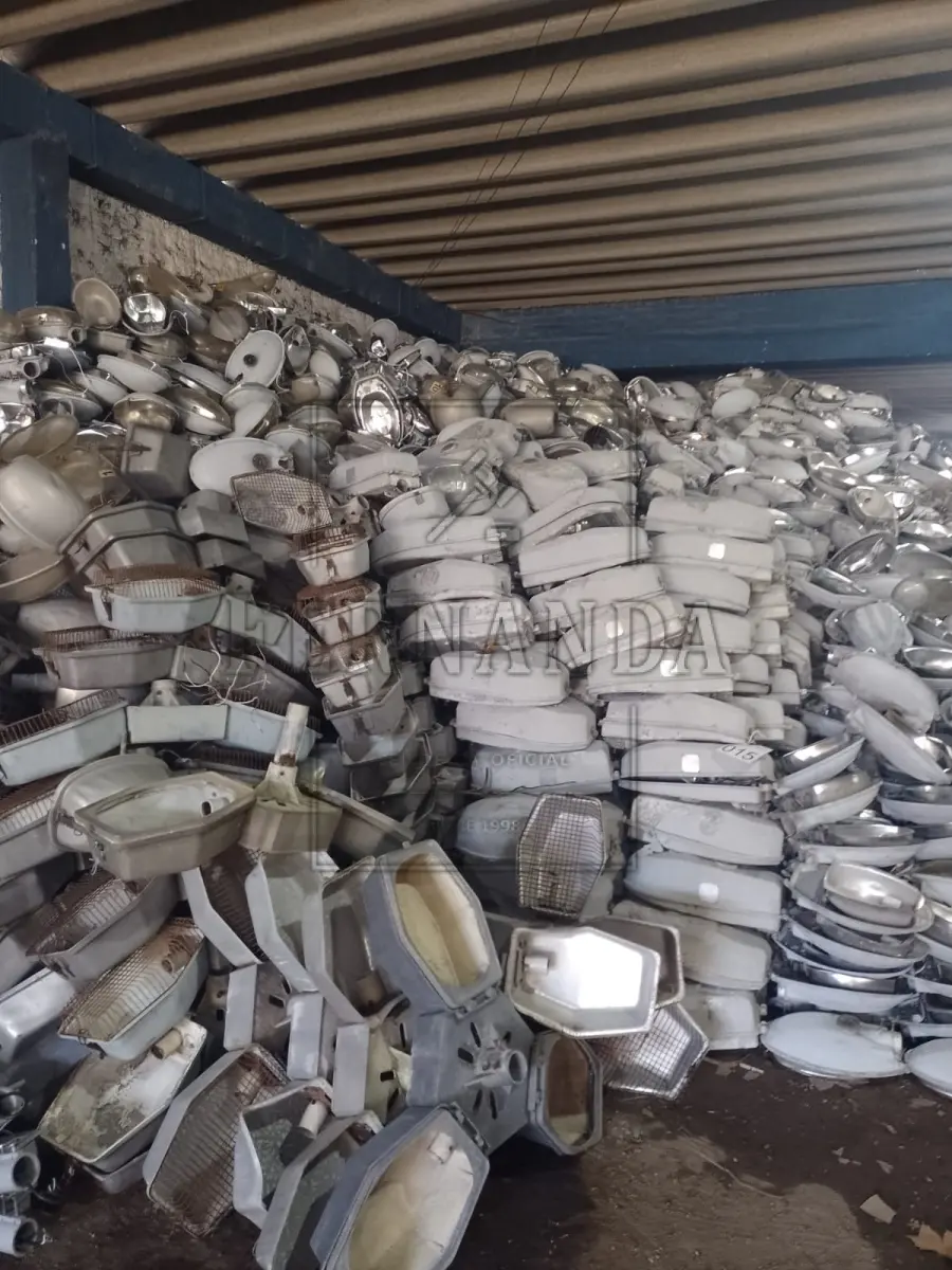 LOTE 015 - Lote composto por luminárias diversas. Avaliado em R$ 800,00.