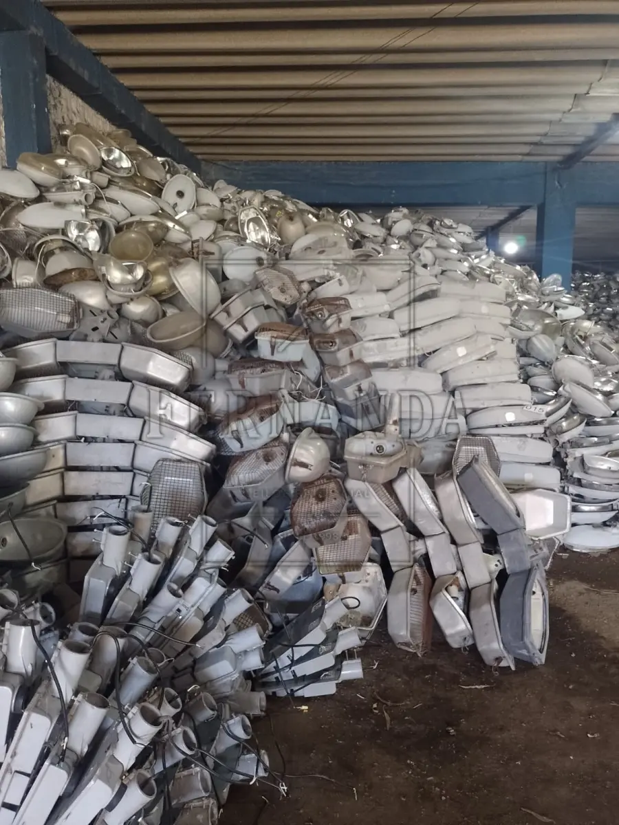 LOTE 015 - Lote composto por luminárias diversas. Avaliado em R$ 800,00.