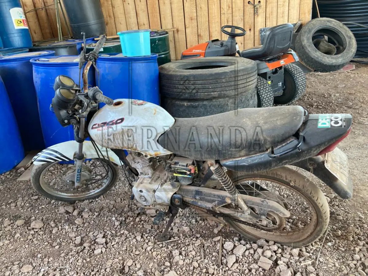 LOTE 004 - Moto CG 125 Cargo, Ano/Modelo 2002/2003, Placa: IKY1180. Avaliado em R$ 500,00.