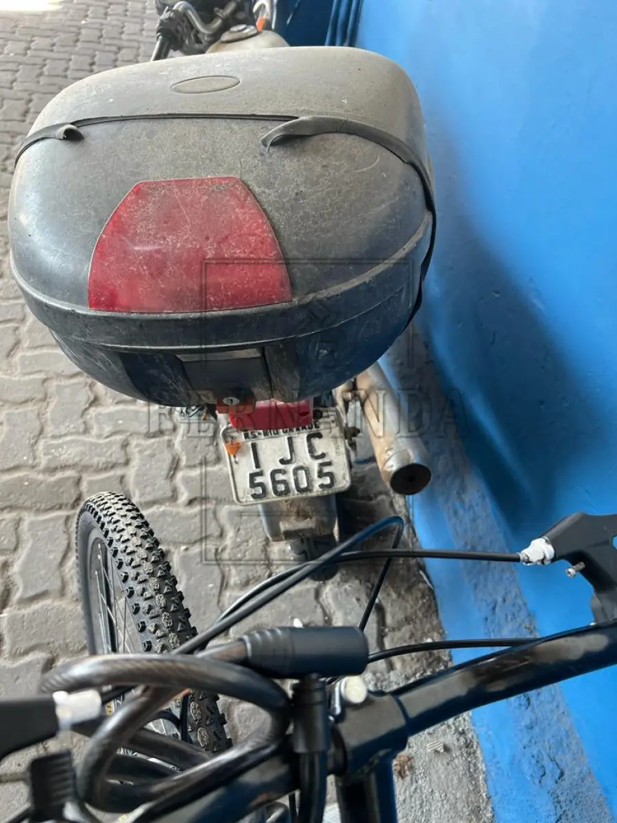 LOTE 007 - Motocicleta Honda/CG 125 Cargo, ano/modelo 1999/2000, placa IJC5605. Avaliado em R$ 350,00.