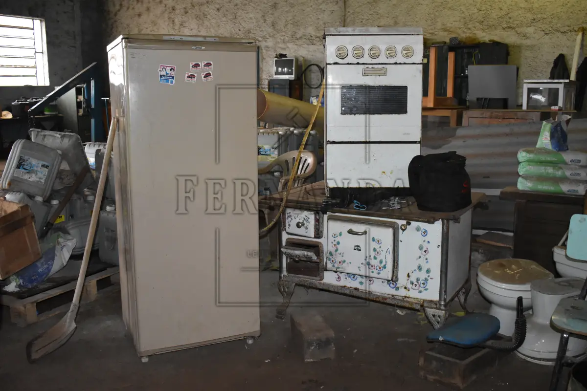 LOTE 004 - Lote se sucatas de fogão a gás, fogão a lenha e freezer. Avaliado em R$ 250,00.