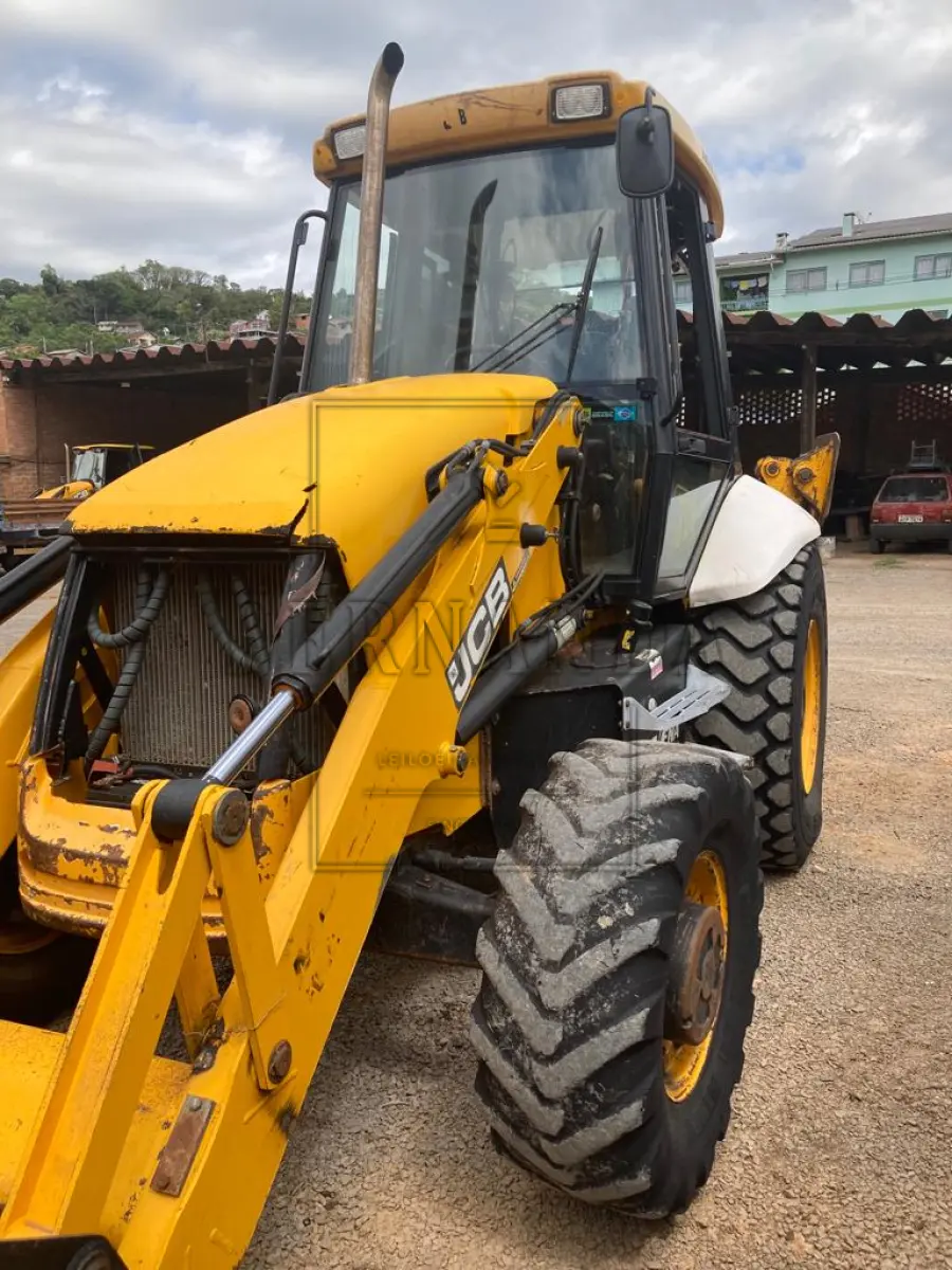 LOTE 004 - Retroescavadeira JCB Nº de série 04BRCB565015, PLACA PATRIMONIAL 20040, 2015, Chassis  9B9214T24FBDT4533. Em funcionamento mas necessita reparos. Avaliada em R$ 35.000,00.