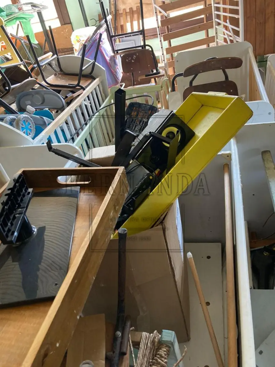 LOTE 002 - Material mobiliário e eletrônico. Aspirador de pó, berços, cadeiras, estufas, estantes, lava-jato, mesas, e outros. Avaliado em R$ 350,00.